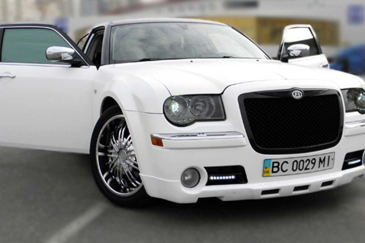 Седан Chrysler 300C White Piarl Black Bison 2