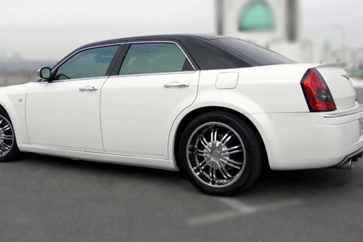 Седан Chrysler 300C White Piarl Black Bison 3