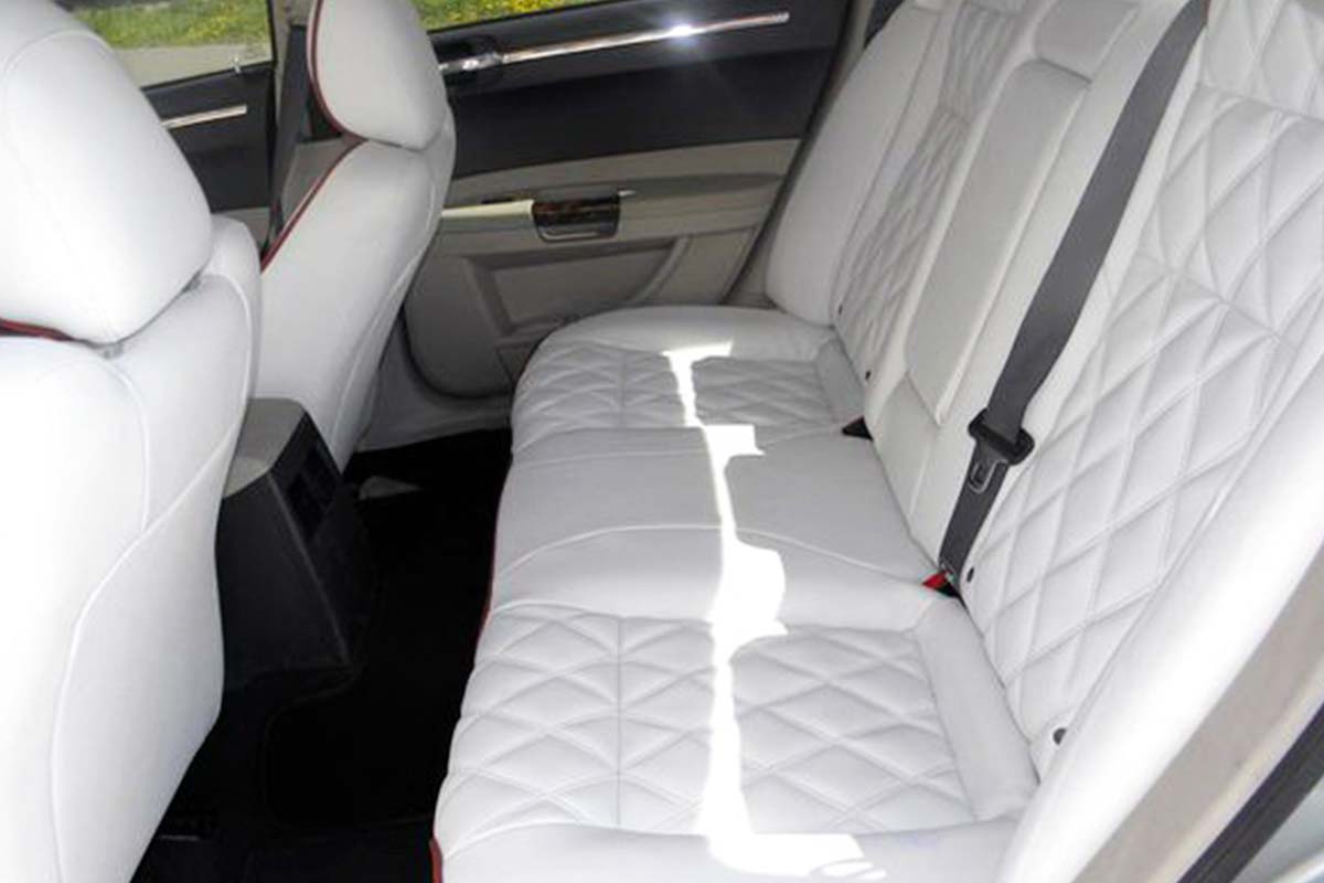 Седан Chrysler 300C White Piarl Black Bison 4