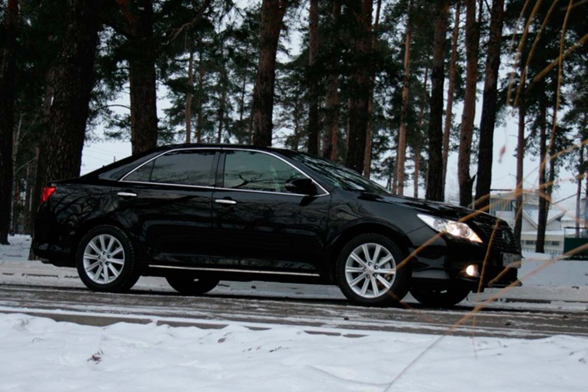 седан Toyota Camry черный V50 1