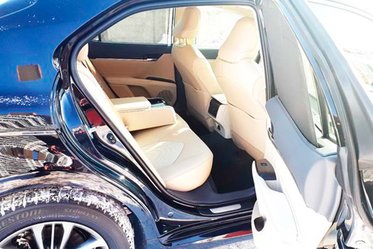 Седан Toyota Camry V70 4