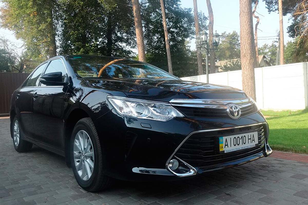  sedan Toyota Camry 2016 black 3