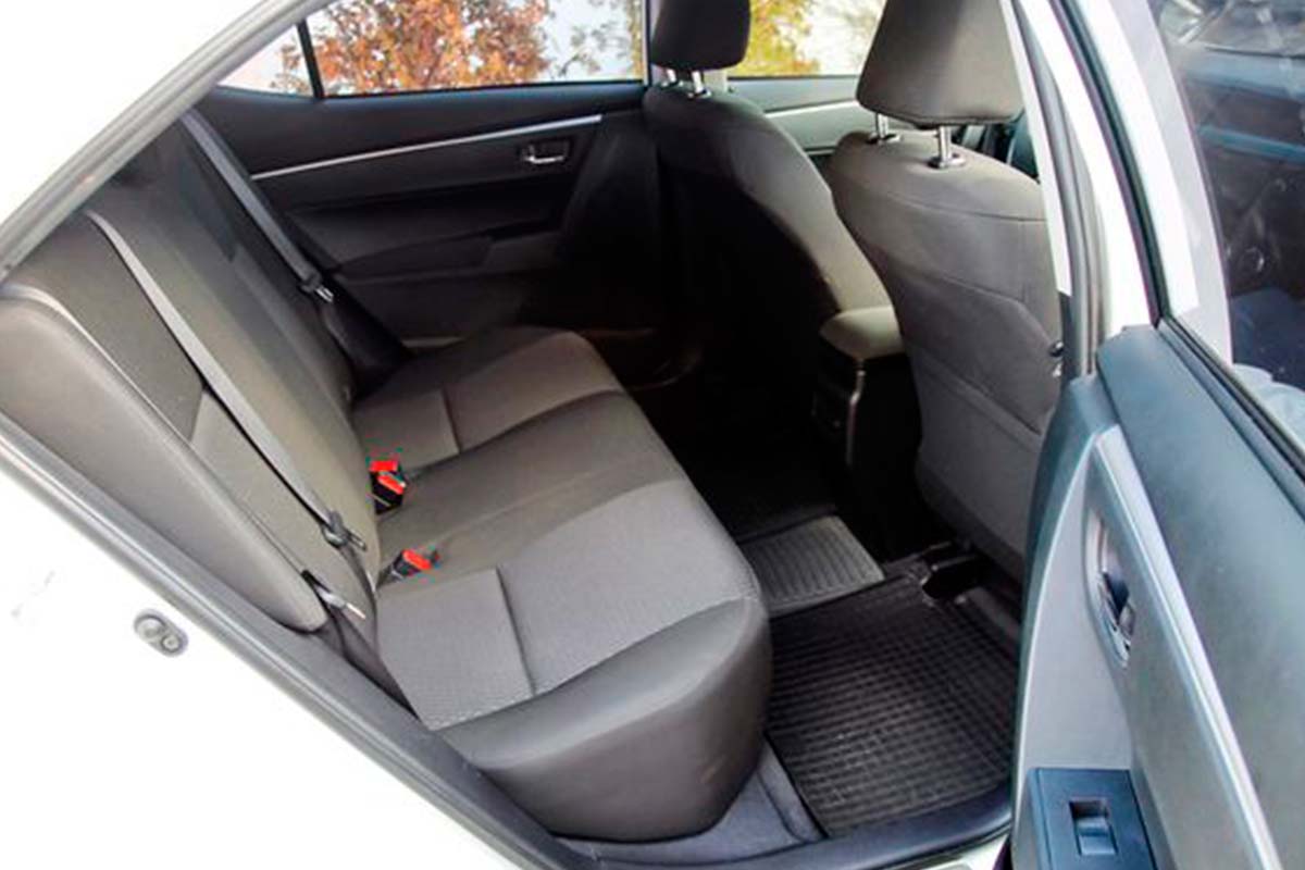 Toyota Corolla sedan 4