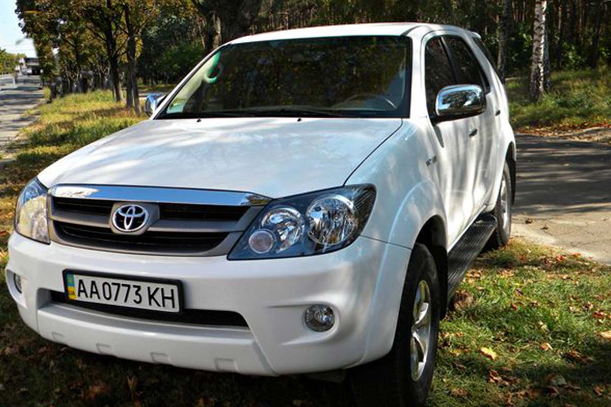 Toyota Fortuner 4