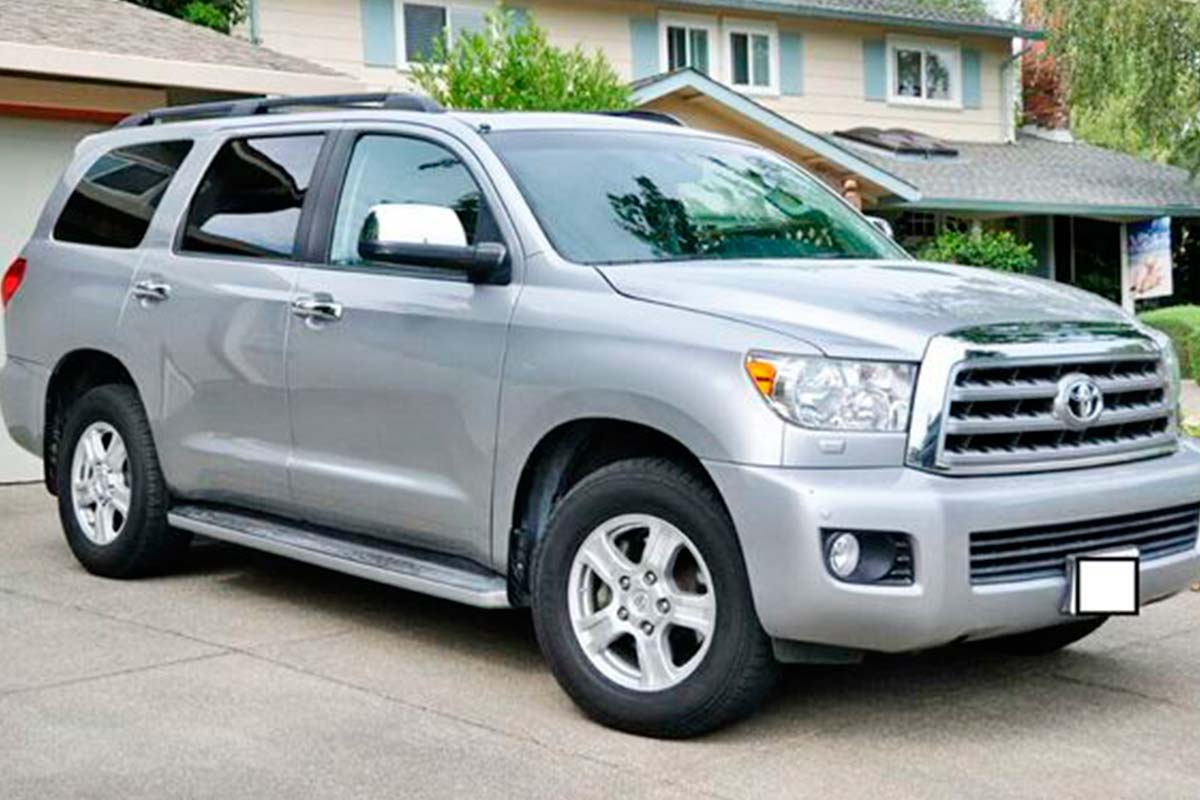 Sedan Toyota Sequoia Platinum gloss gray 2
