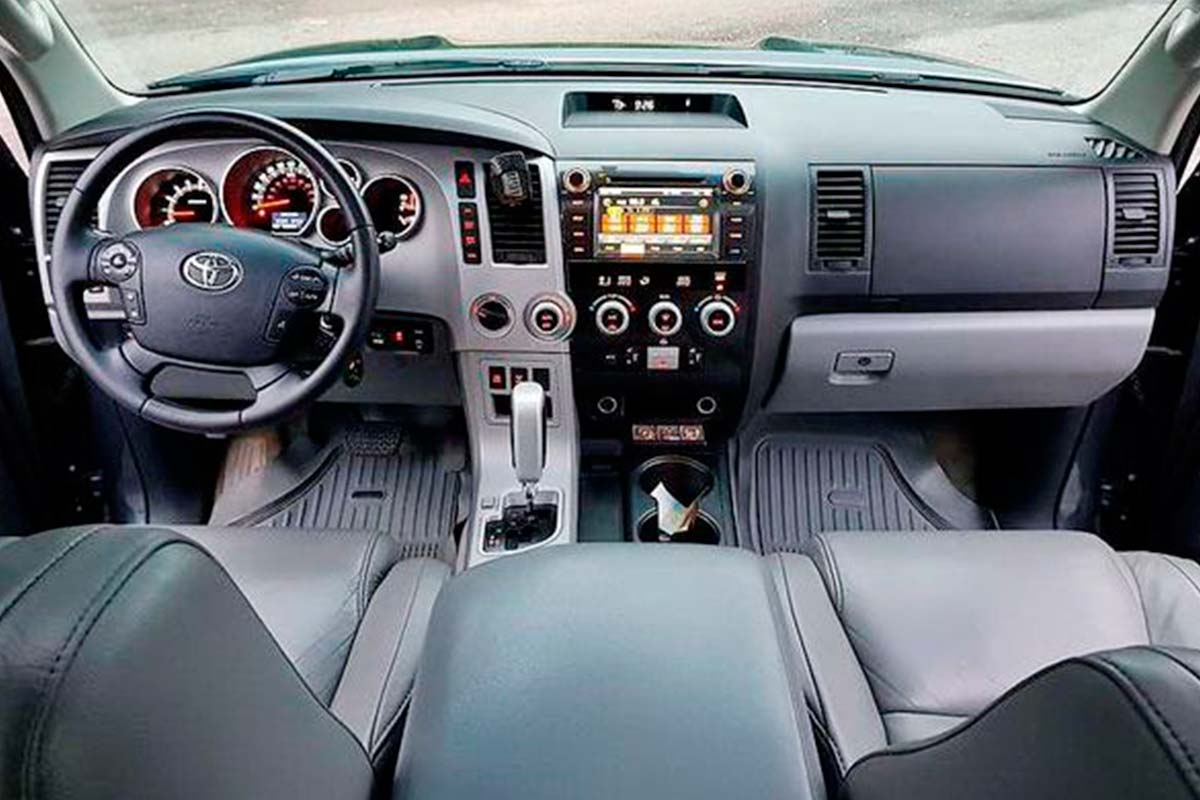 Sedan Toyota Sequoia Platinum gloss gray 5